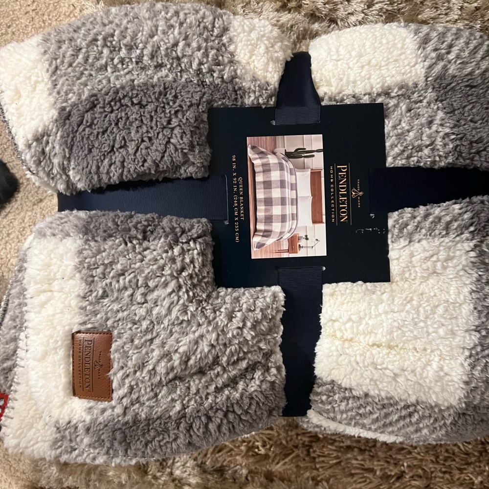 New queen size Pendleton blanket